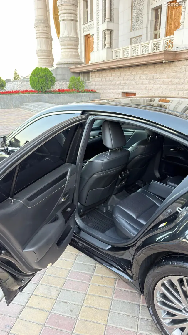 Lexus ES series 2020 · 2.5 AT