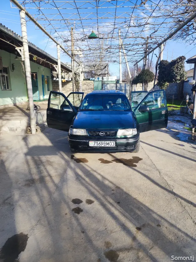 Opel Astra F 1995 · 1.6 MT