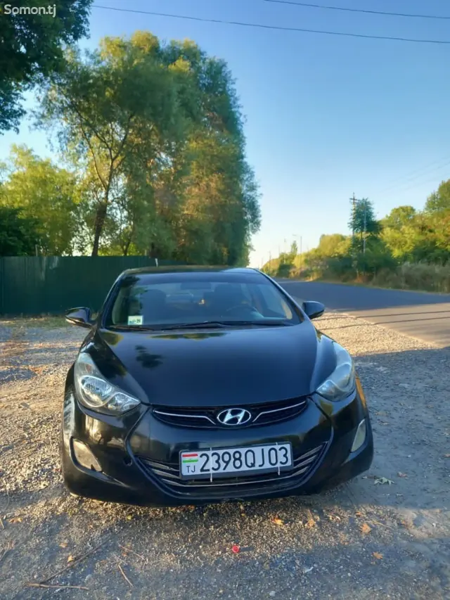 Hyundai Elantra 2013 · 1.8 AT