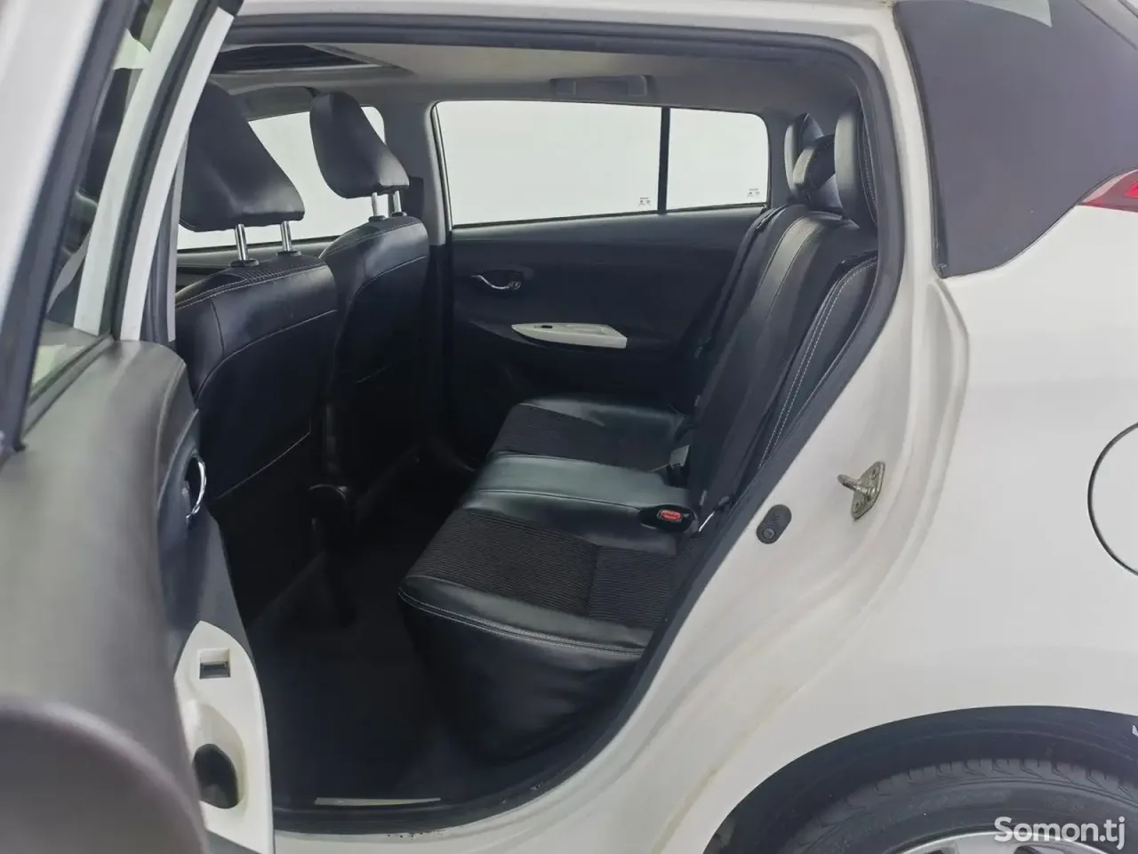 Toyota Yaris 2015 · AT