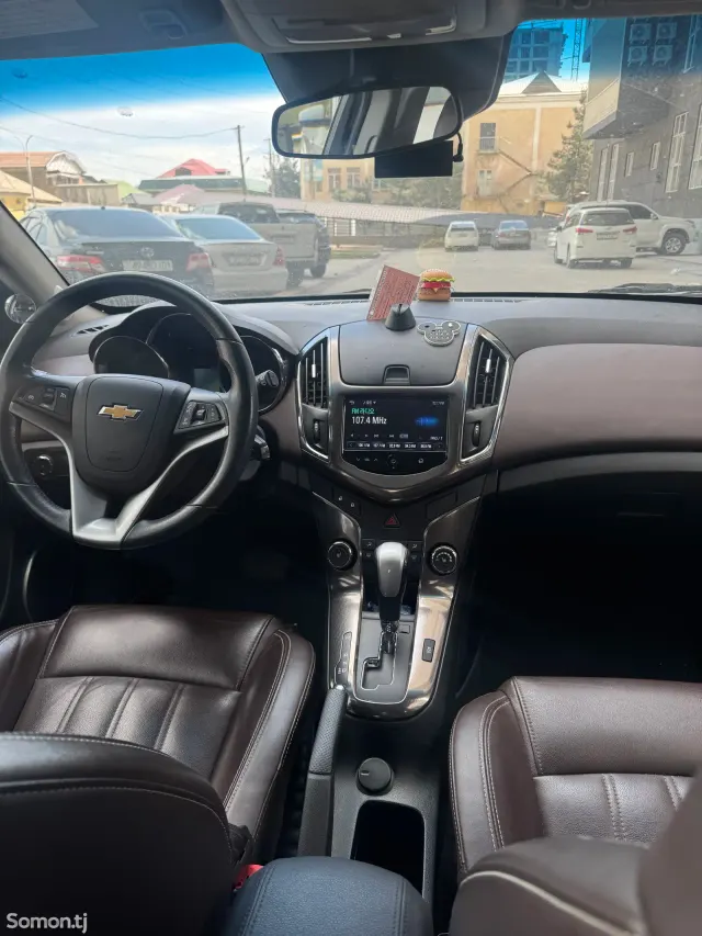 Chevrolet Cruze 2015 · 1.8 AT