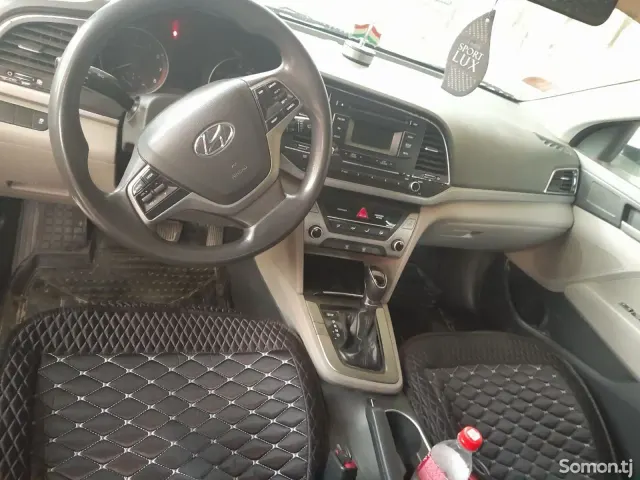 Hyundai Elantra 2017 · 2.0 AT