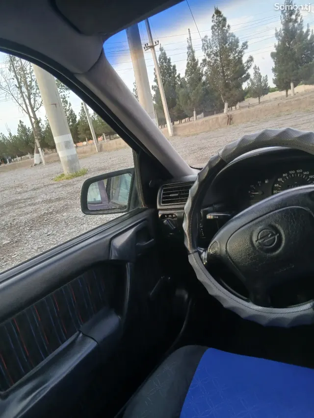 Opel Vectra A 1993 · 1.6 MT
