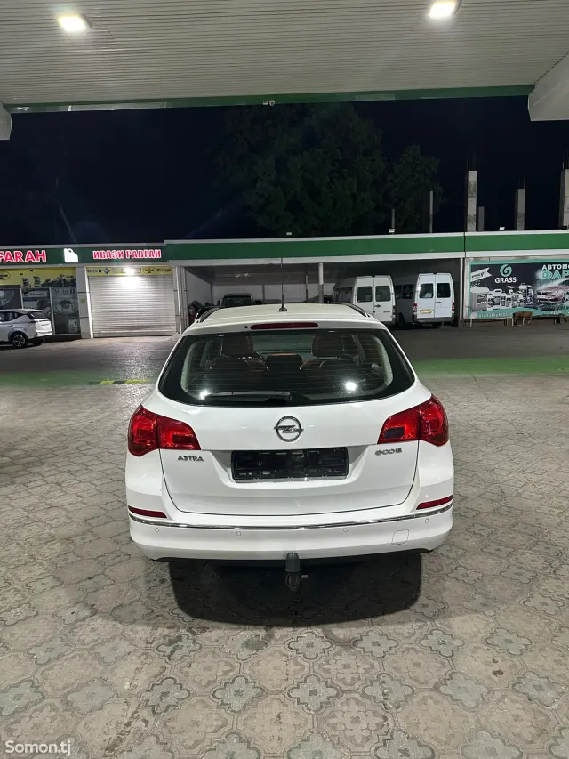 Opel Astra J 2014 · 1.4 MT