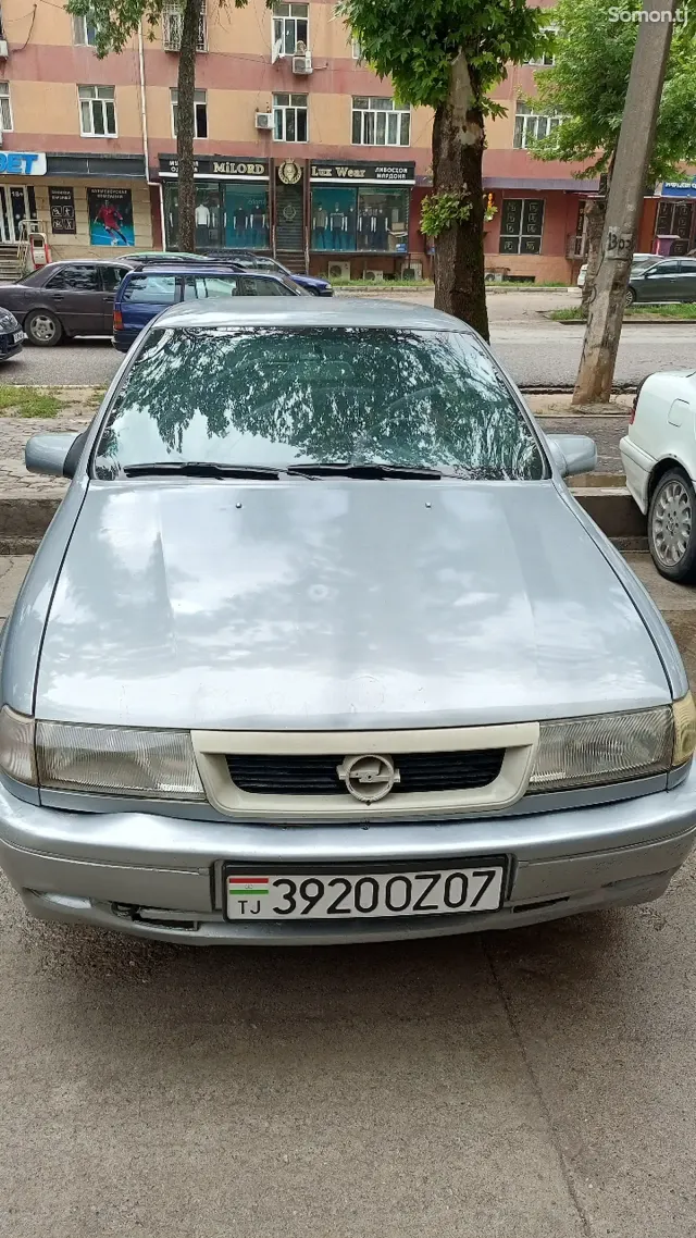 Opel Vectra A 1990 · 1.6 MT