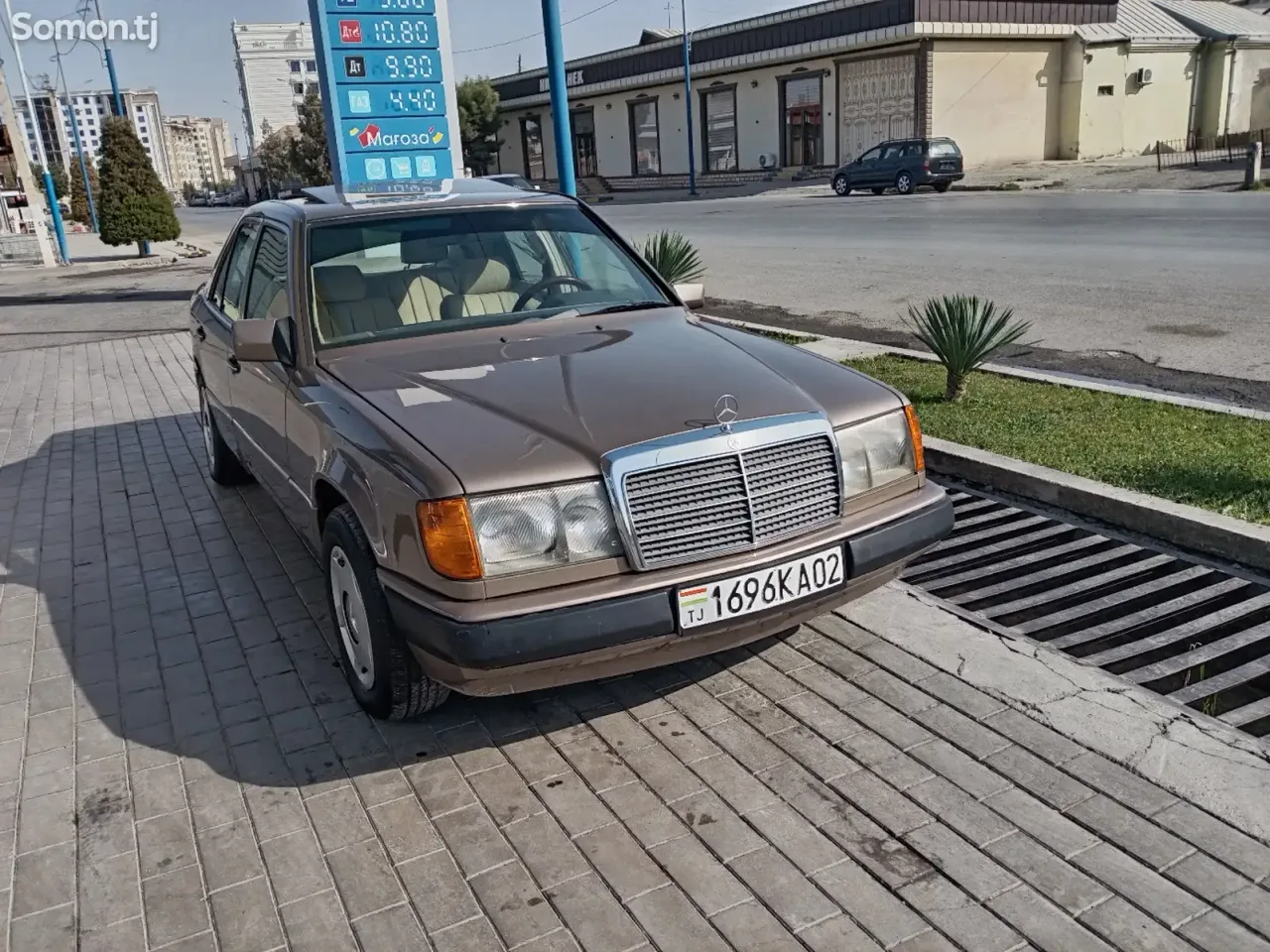 Mercedes-Benz W124 1988 · 2.5 MT