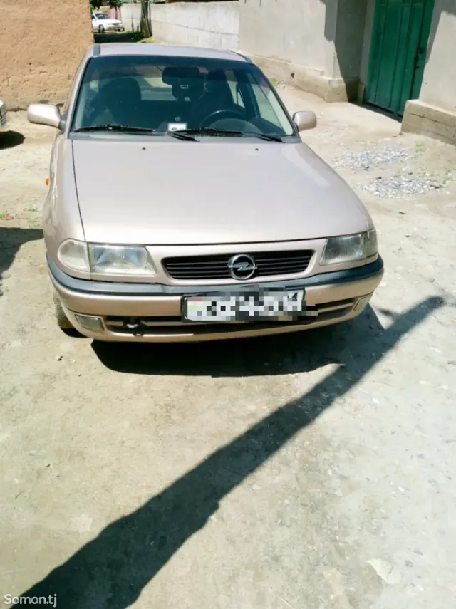 Opel Astra F 1998 · 1.6 MT