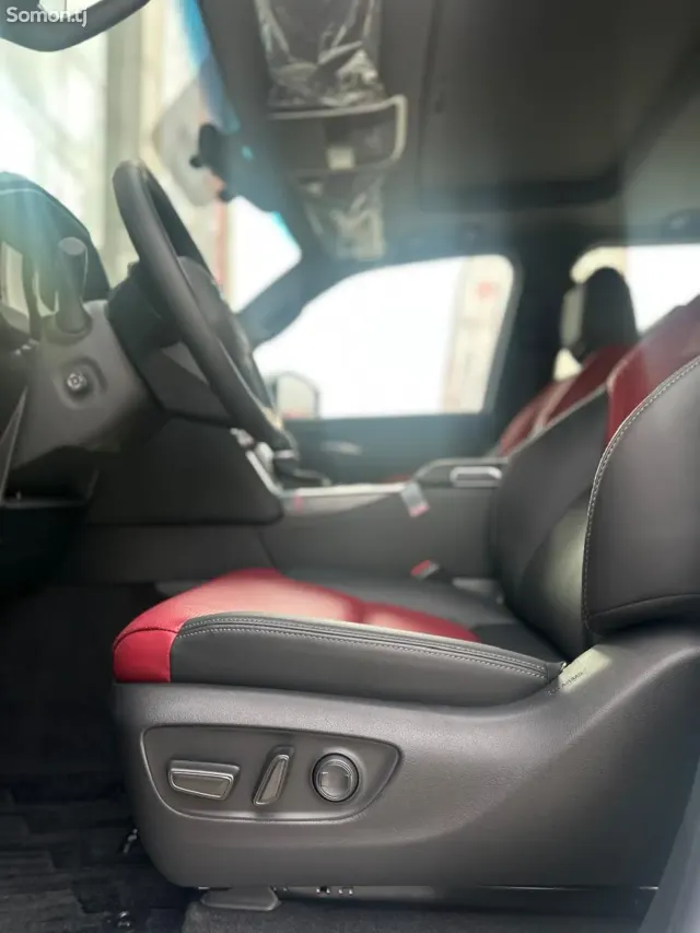 Toyota Land Cruiser 2025 · 3.5 AT