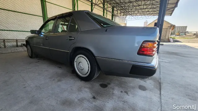 Mercedes-Benz W124 1991 · 2.0 MT