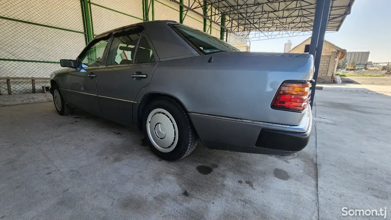 Mercedes-Benz W124 1991 · 2.0 MT