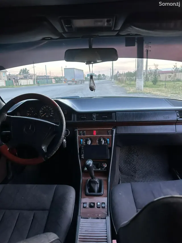 Mercedes-Benz W124 1995 · 2.0 MT