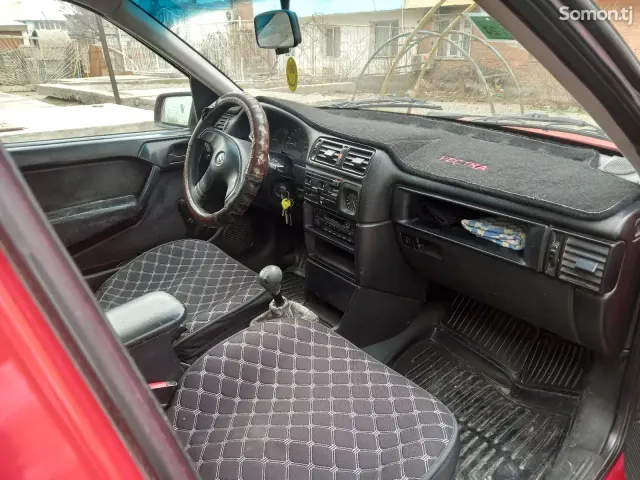 Opel Vectra A 1993 · 1.6 MT