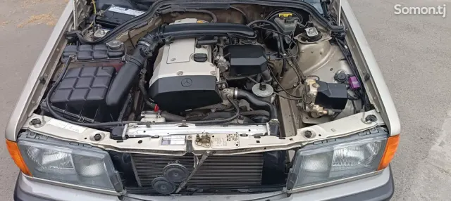 Mercedes-Benz W201 1989 · 2.2 MT