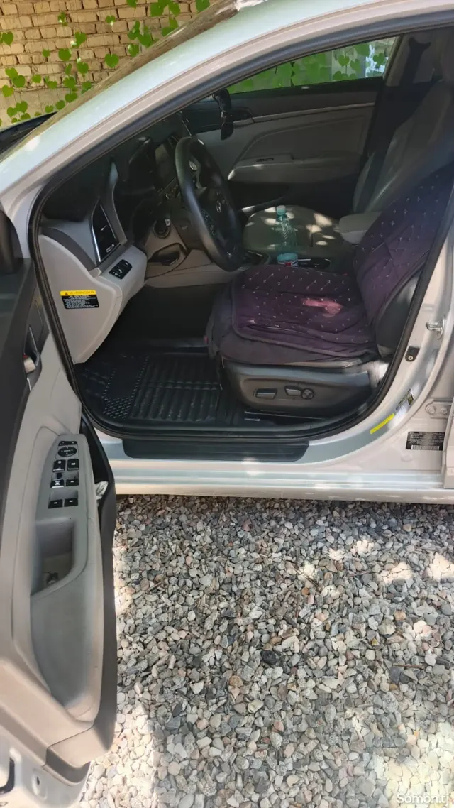 Hyundai Elantra 2017 · 2.0 AT