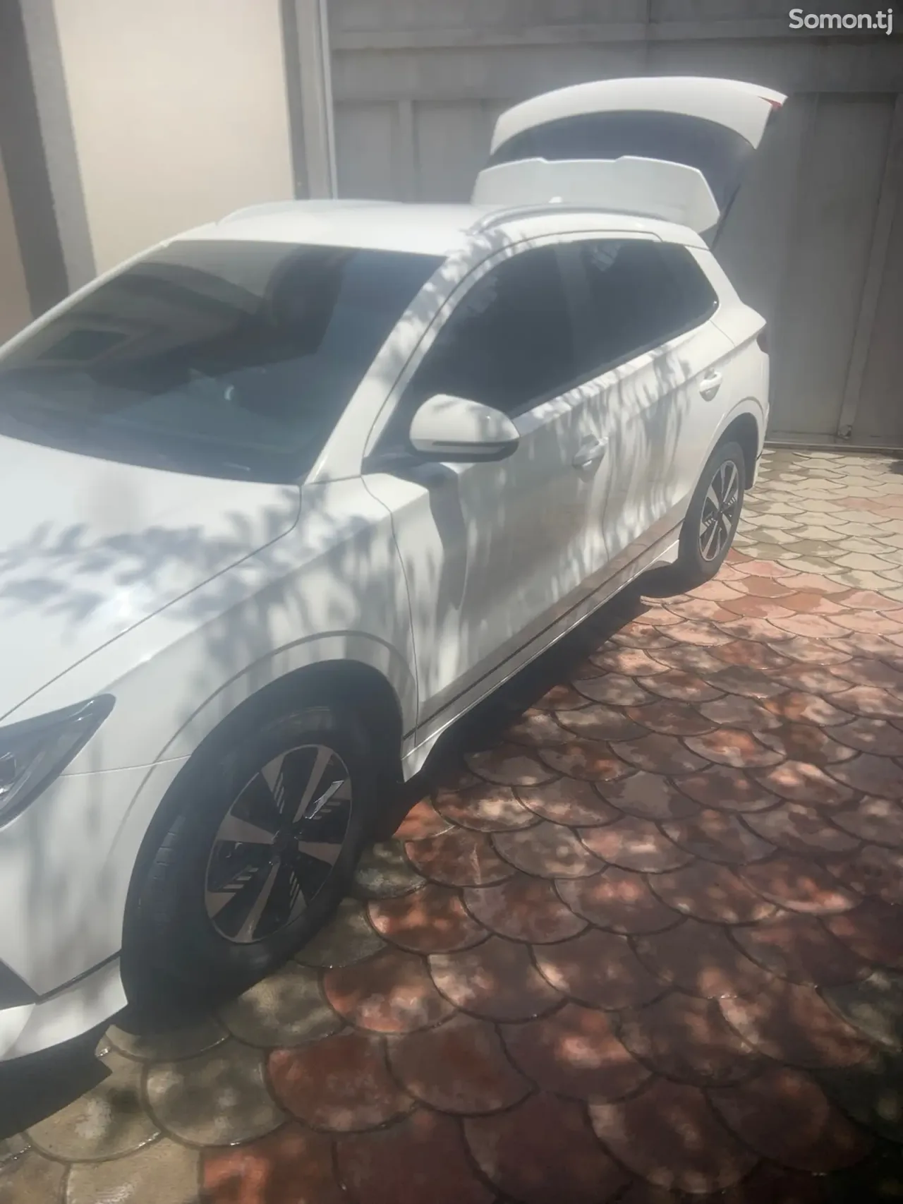 BYD E2 2023 · 1.6 AT