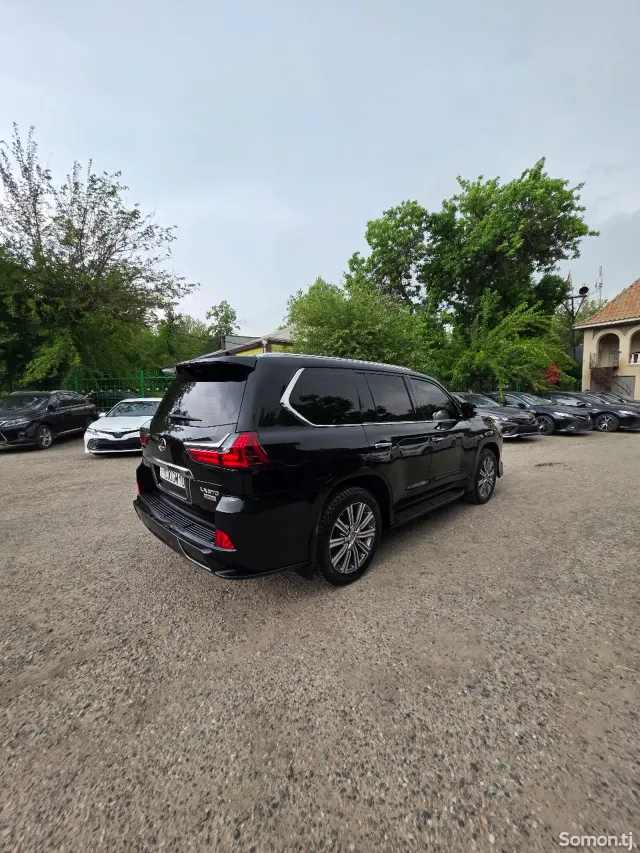 Lexus LX series 2017 · 5.7 AT