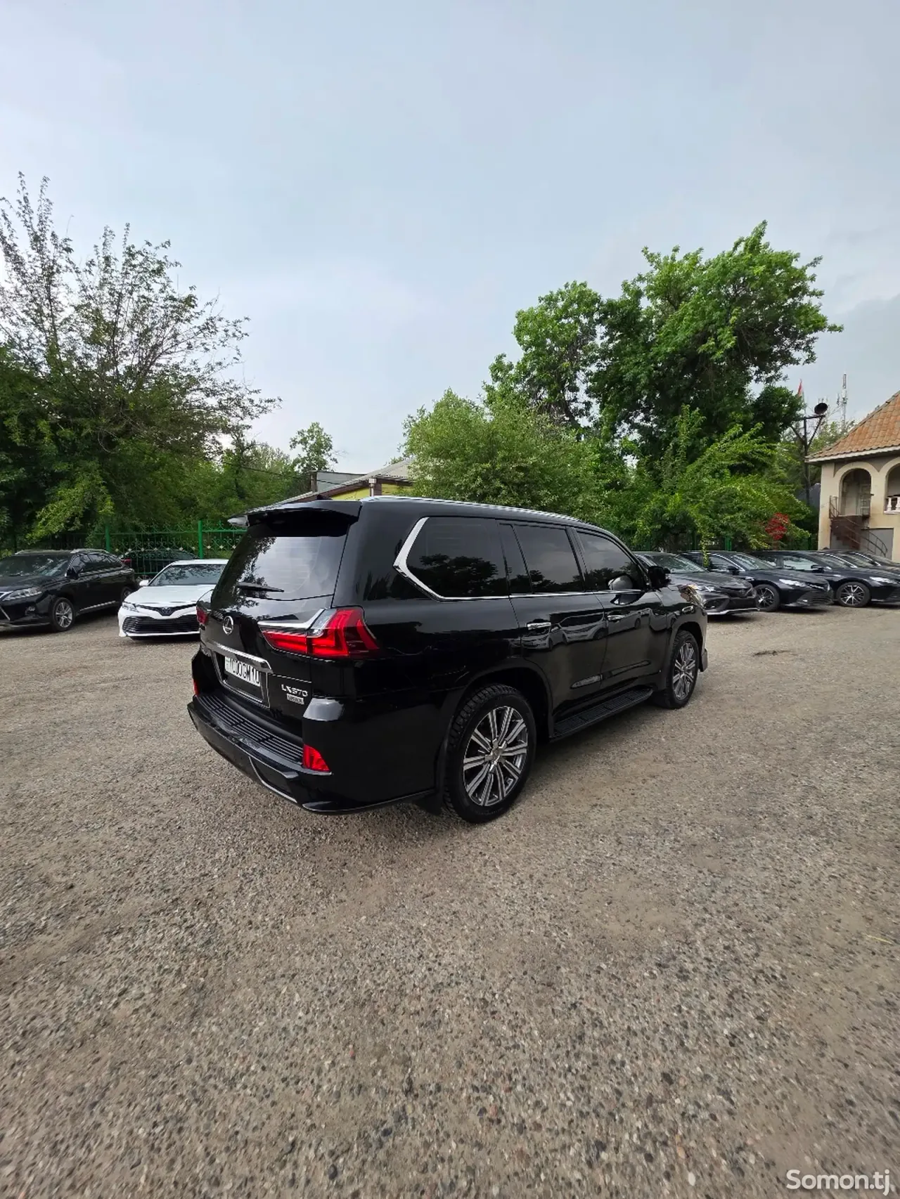 Lexus LX series 2017 · 5.7 AT