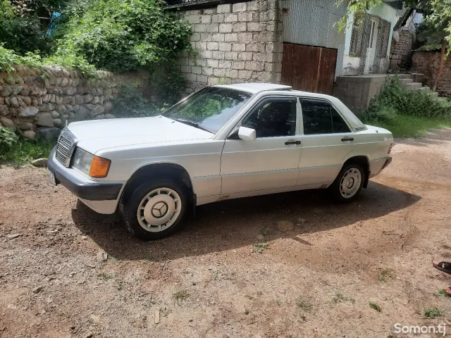 Mercedes-Benz W201 1991 · 2.0 MT