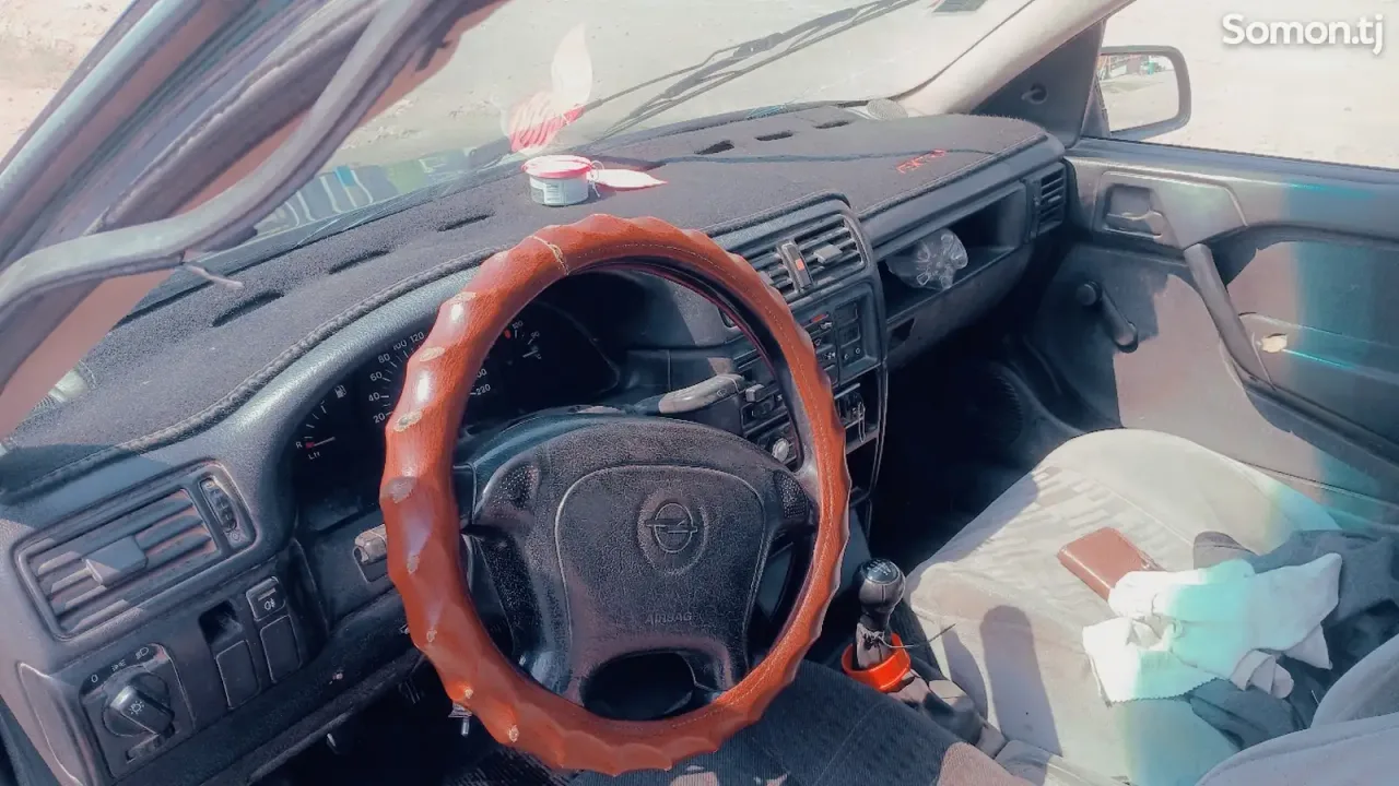 Opel Vectra B 1995 · 1.6 MT