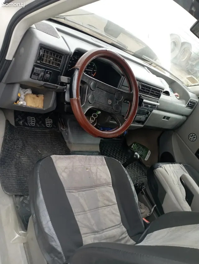 Volkswagen EuroVan 1993 · 2.4 MT