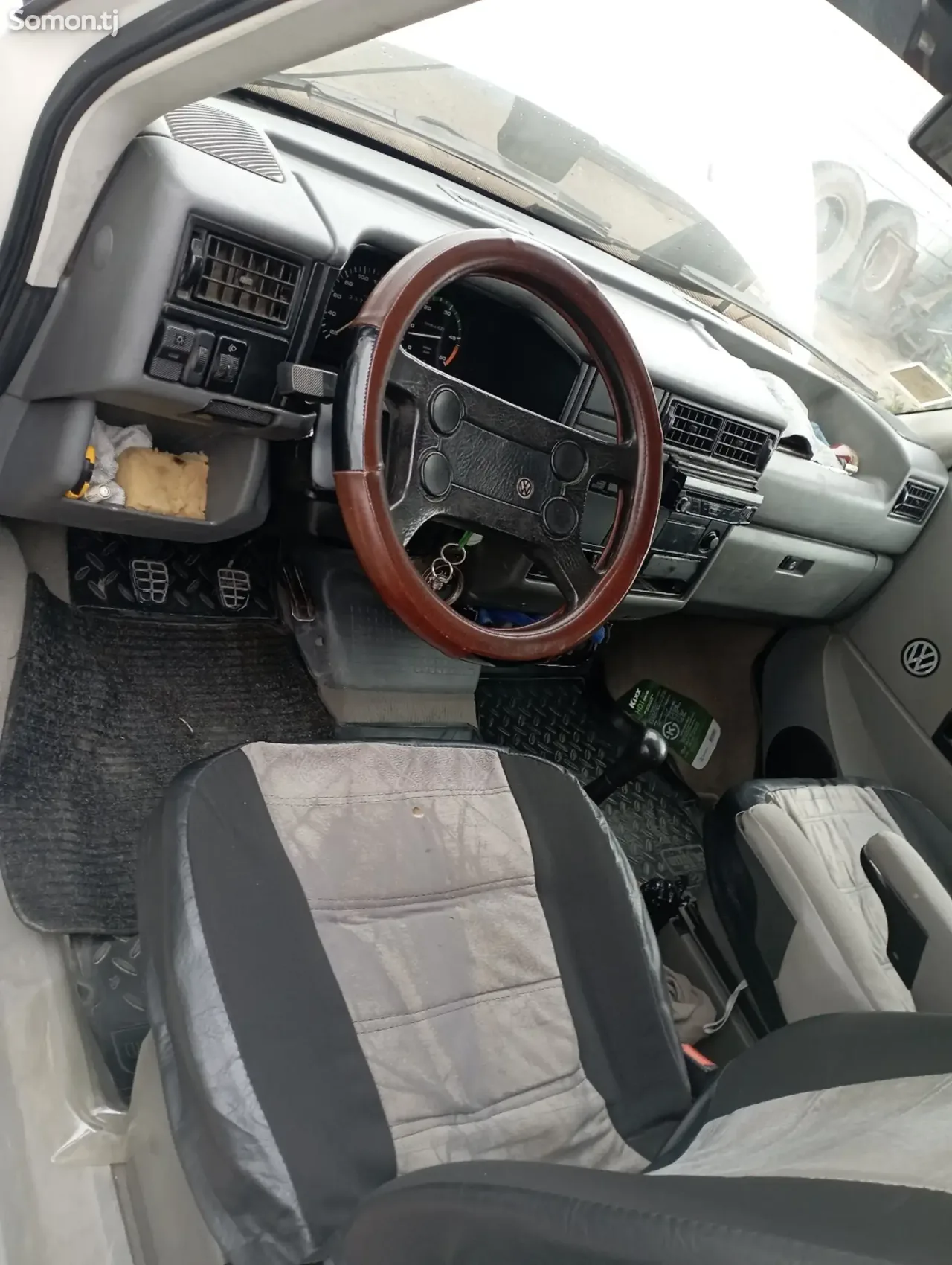 Volkswagen EuroVan 1993 · 2.4 MT