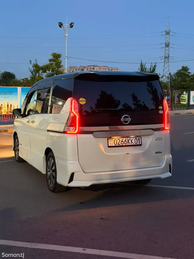 Nissan Serena 2016 · 2.0 AT