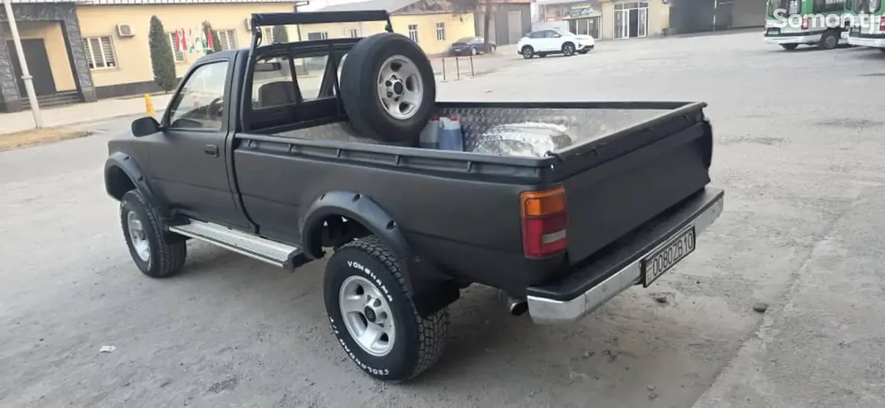 Toyota Hilux 1998 · 2.8 MT
