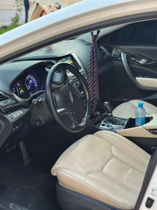 Hyundai Grandeur 2015 · 2.4 AT
