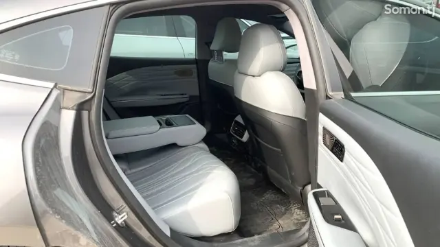 Geely Galaxy E8 2025 · AT