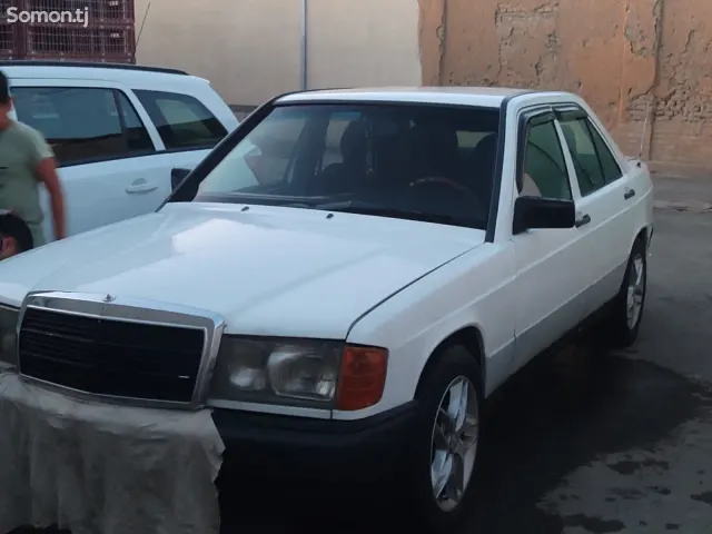 Mercedes-Benz W201 1985 · 2.0 MT
