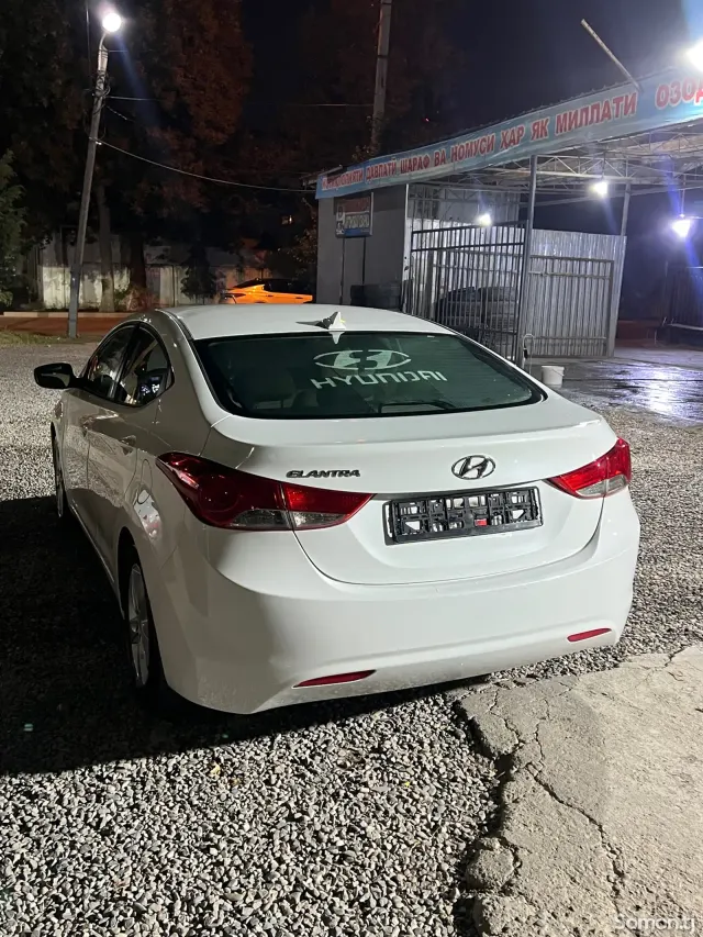 Hyundai Elantra 2012 · 1.8 AT