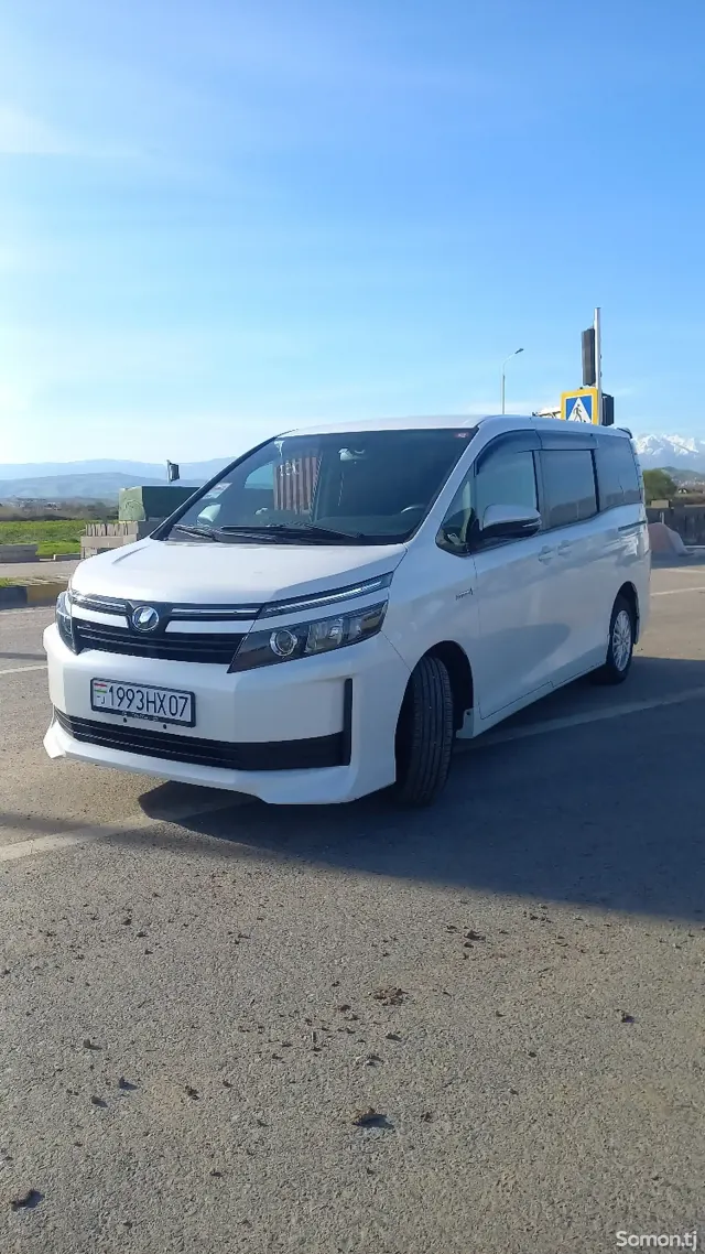 Toyota Voxy 2014 · 2.0 CVT
