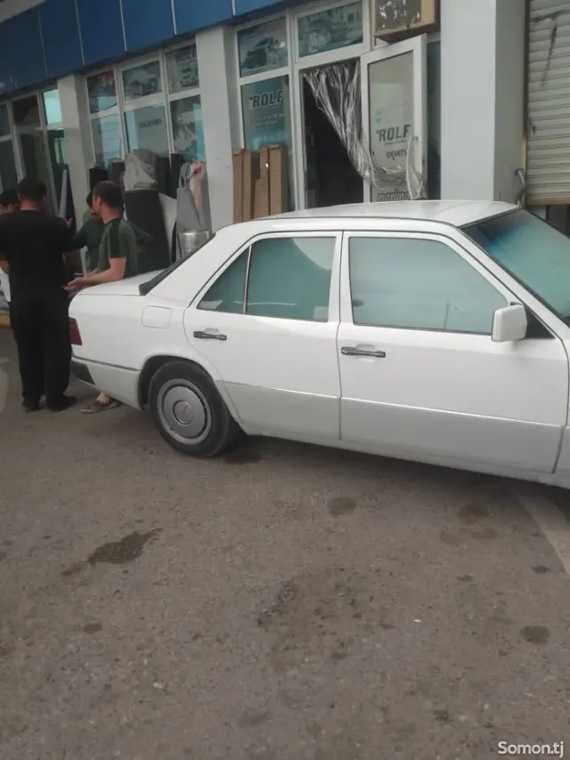 Mercedes-Benz W124 1993 · 2.0 MT