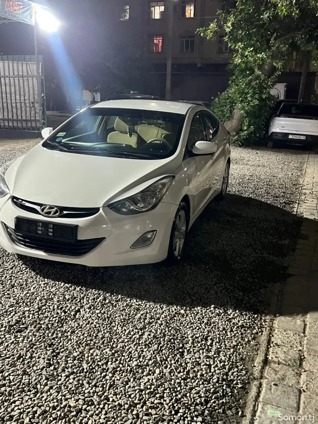 Hyundai Elantra 2012 · 1.8 AT