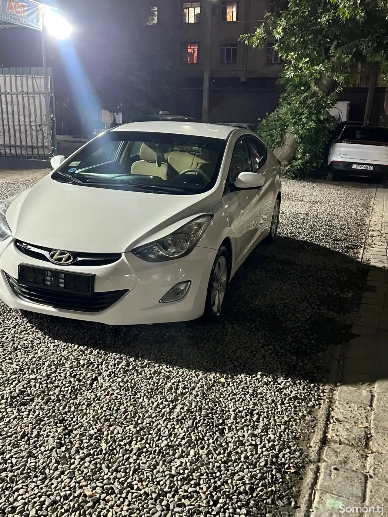 Hyundai Elantra 2012 · 1.8 AT