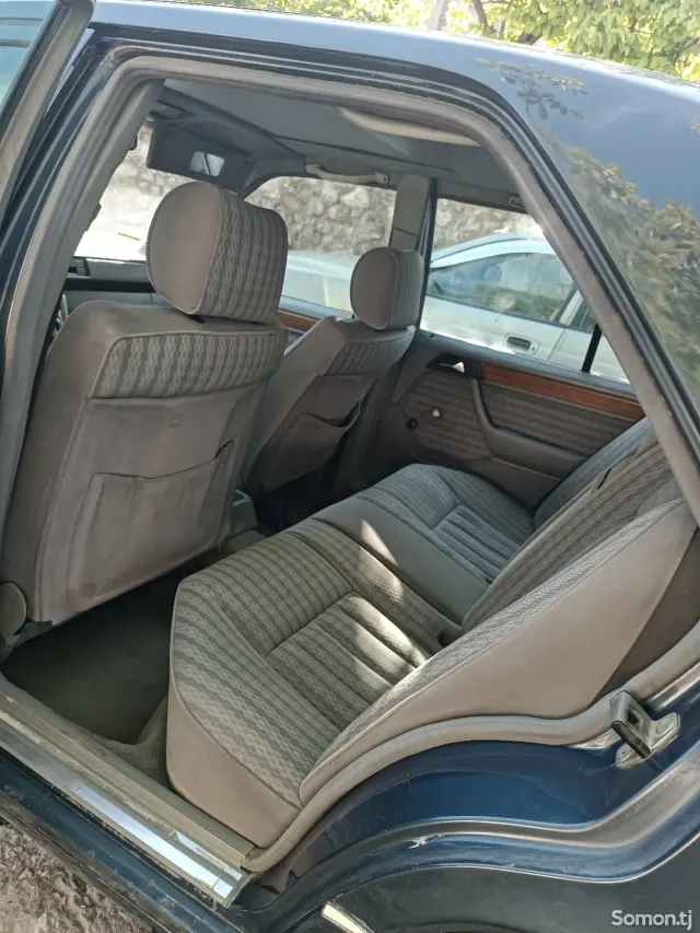 Mercedes-Benz W124 1993 · 2.0 MT