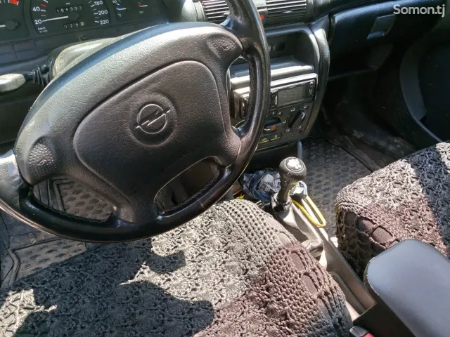 Opel Astra F 1998 · 1.6 MT