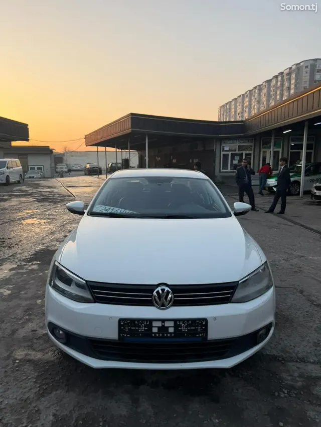 Volkswagen Jetta 2011 · 2.0 AT