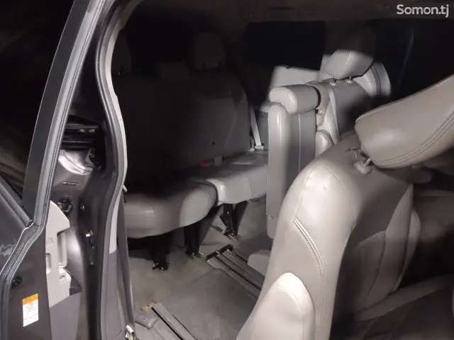 Toyota Sienna 2014 · 3.5 AT