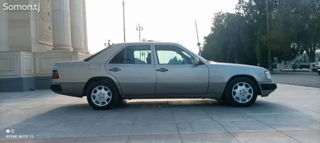 Mercedes-Benz W124 1990 · 2.0 MT