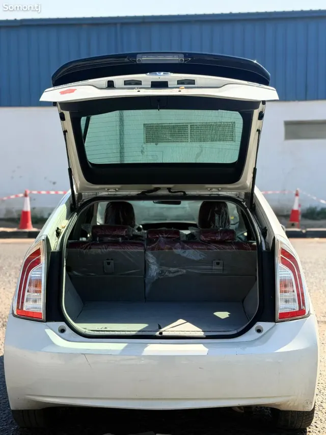 Toyota Prius 2015 · 1.8 AT