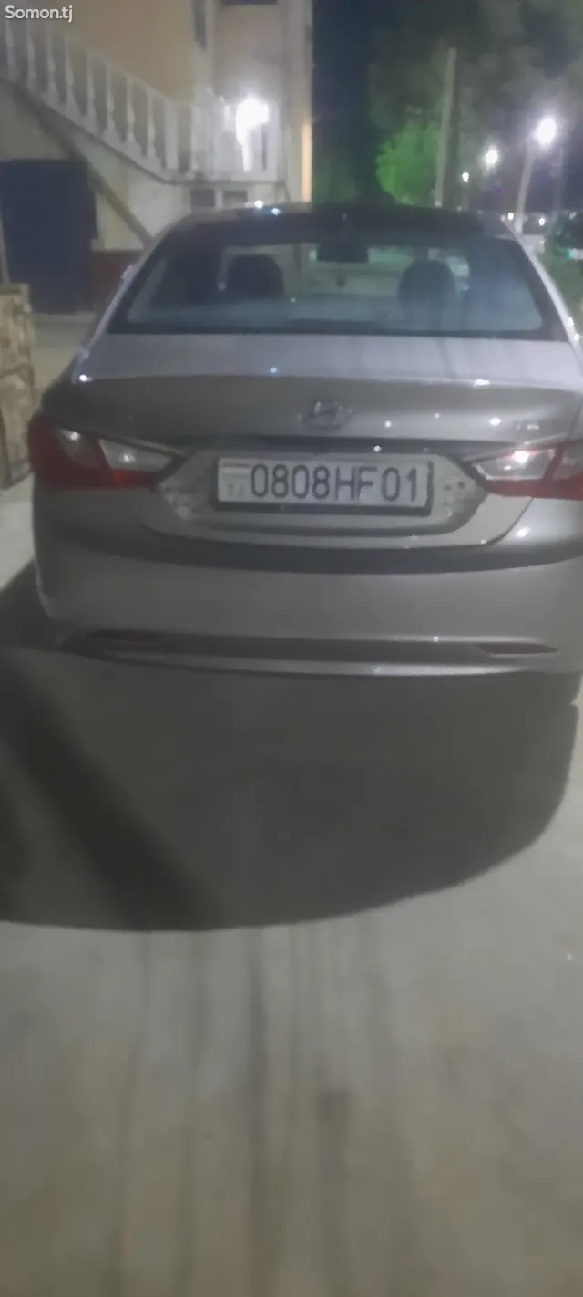 Hyundai Elantra 2012 · AT