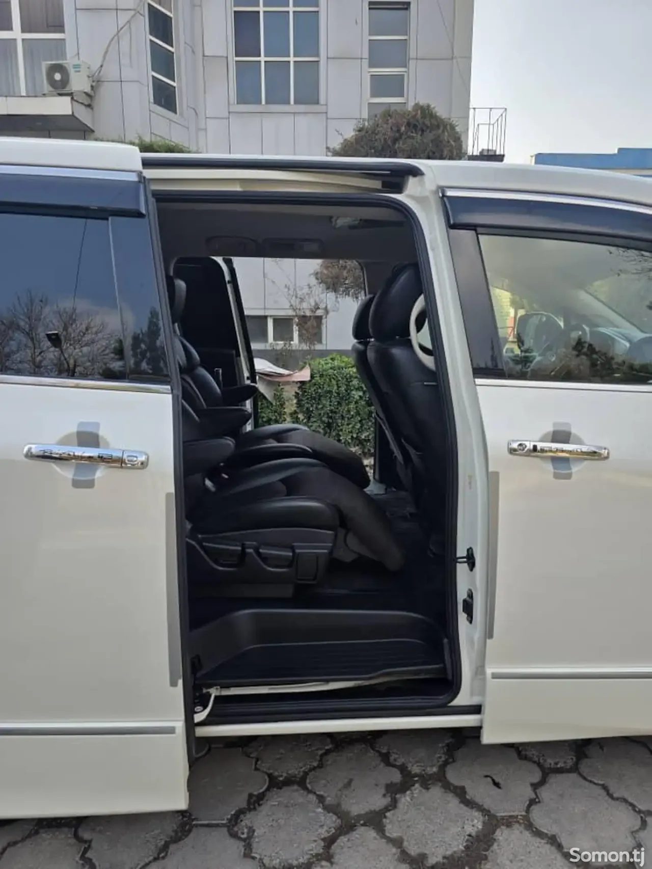 Nissan Elgrand 2015 · 2.5 AT