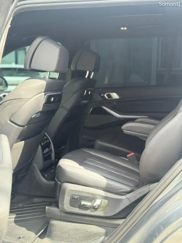 BMW X7 2023 · 4.0 CVT
