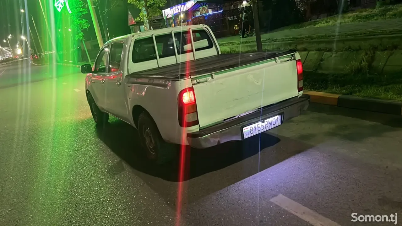 Toyota Hilux 2008 · 2.0 MT