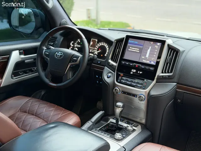 Toyota Land Cruiser 2018 · 4.5 AT