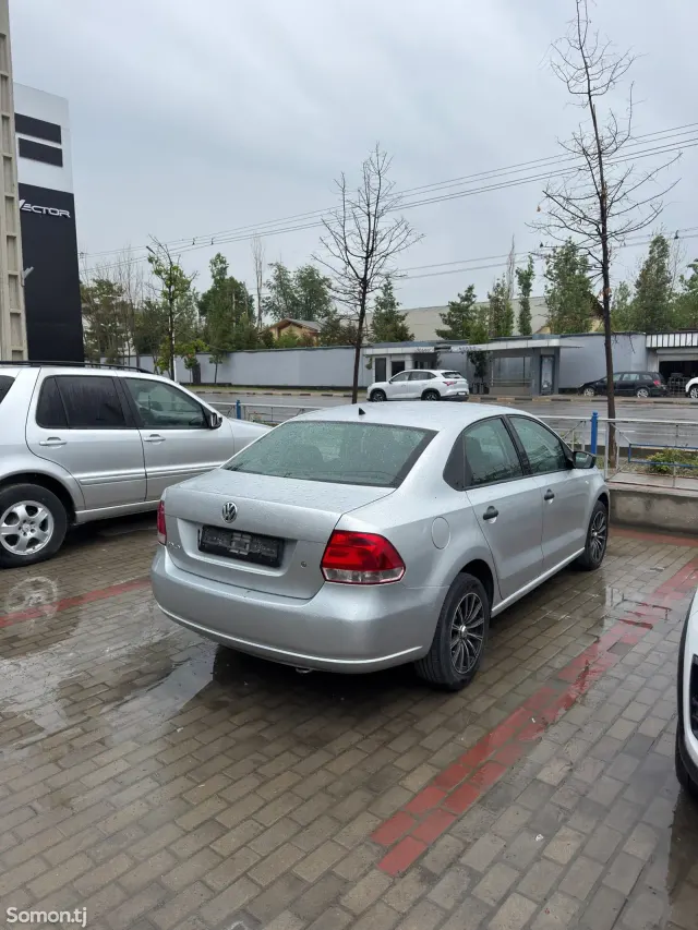 Volkswagen Polo 2015 · 1.6 MT