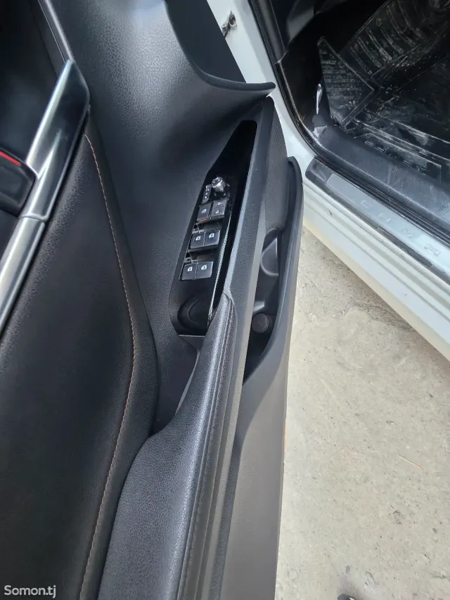 Toyota Camry 2019 · 2.5 AT