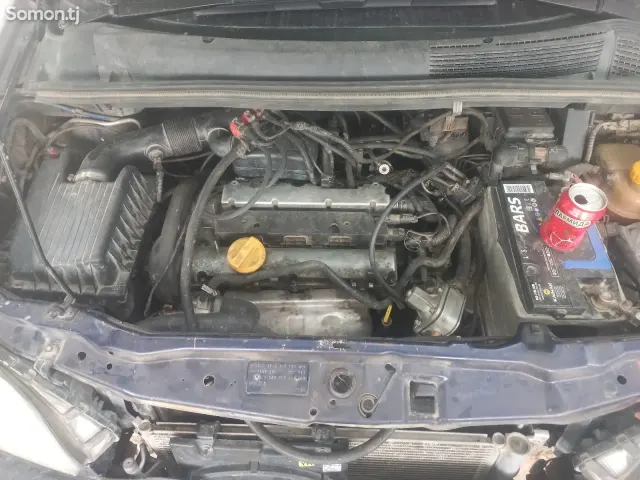 Opel Zafira 2000 · 1.6 MT