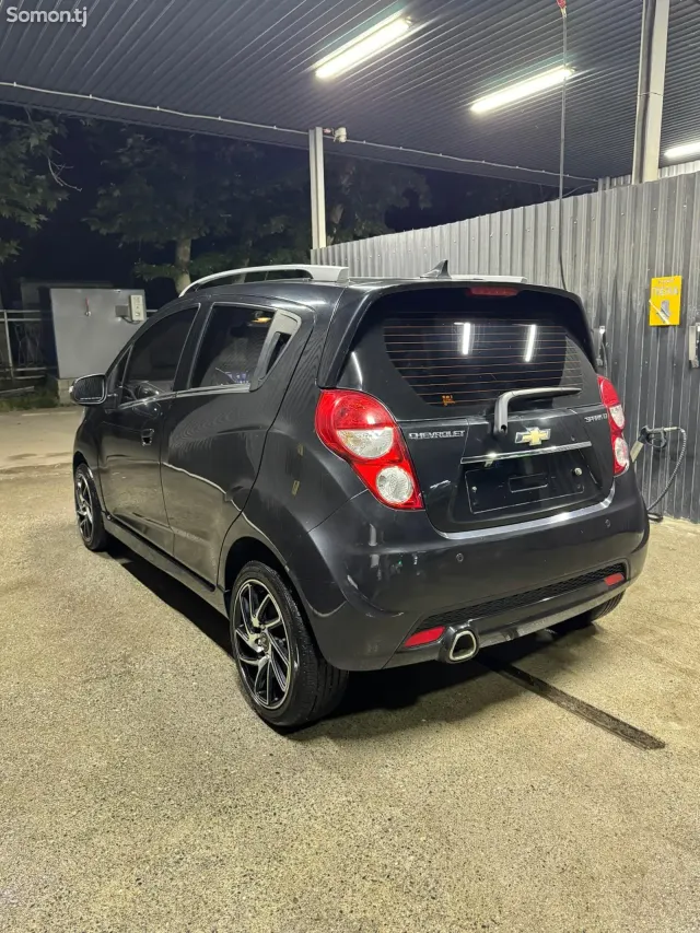 Chevrolet Spark 2015 · 1.0 AT